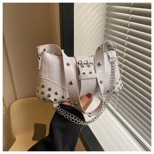 Nahaufnahme der weißen Schultertasche mit Krokodilmuster, Silbernieten und Metallkette