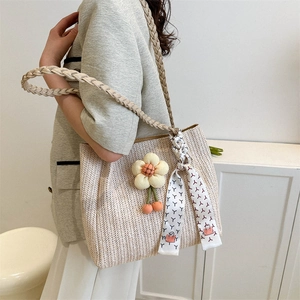 Sac fourre-tout beige en paille tressée avec pendentif floral et foulard en soie