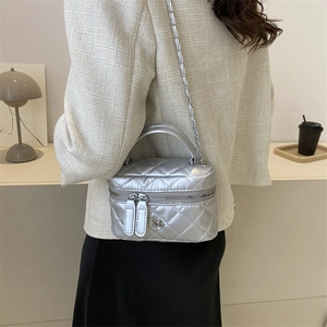 Mini sac seau argenté matelassé avec finition métallique et bandoulière en chaîne