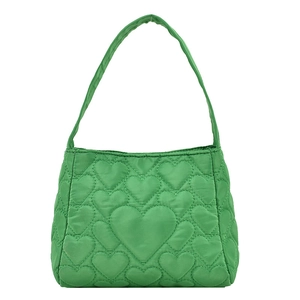 Modische smaragdgrüne Stepp-Tote-Bag mit Herzmuster auf einem klaren weißen Hintergrund