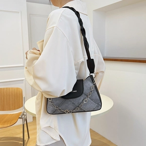 Sac sous le bras en denim patchwork avec chaîne florale et bandoulière tissée