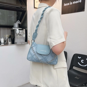Sac sous le bras tendance en denim bleu avec bandoulière tissée et chaîne à fleurs