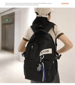 Détail du sac à dos noir avec grand compartiment principal et poche frontale zippée