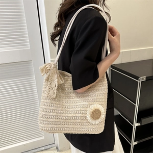 Sac fourre-tout en paille minimaliste avec écusson tournesol et nœud en dentelle porté