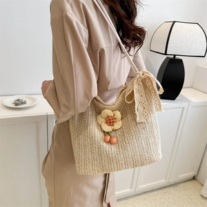 Sac cabas tissé d'été avec fleurs 3D et breloques cerises en situation de style de vie
