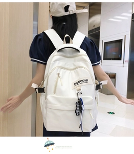 Sac à dos blanc en nylon minimaliste avec boucle latérale et pendentif ours décoratif
