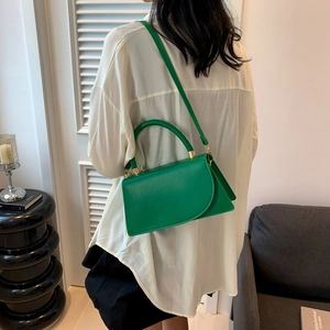 Sac à bandoulière vintage vert avec rabat semi-circulaire et détails en métal doré