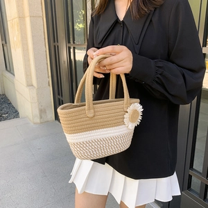 Fashionable handwoven bucket bag with daisy charm decoration for casual summer style