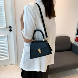 Sac à main trapèze noir tendance avec fermoir doré et bandoulière réglable pour femmes