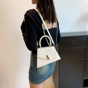 Sac à main trapèze minimaliste en cuir blanc pour femme avec serrure métallique dorée chic