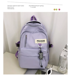 Détail du sac à dos en nylon lavande avec poche zippée et pendentif ours à damier