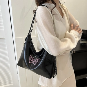 Schicke schwarze Lackleder-Tasche mit pinkfarbenem Schmetterling und silberner Gliederkette