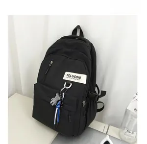 Détail d'un sac à dos en nylon noir avec un ours en damier et une conception multi-poches