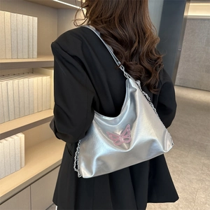 Schicke silberne Y2K-Einkaufstasche mit rosa Schmetterling-Stickerei und Metallkette