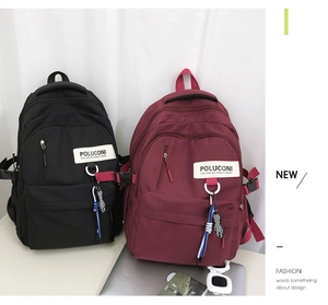 Présentation à plat de sacs à dos décontractés en noir et bordeaux en tissu imperméable