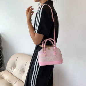 Sac coquille en jacquard rose avec motifs floraux et poignées en cuir élégantes