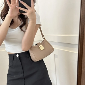 Borsa a tracolla vintage kaki con fibbia dorata mostrata su una modella