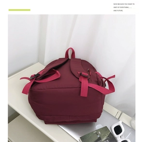 Détails du sac à dos décontracté bordeaux avec bretelles réglables et tissu résistant