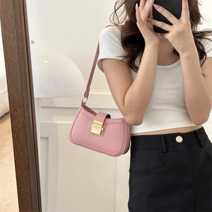 Borsa sottobraccio vintage in pelle rosa con fibbia dorata mostrata in un selfie