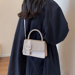 Sac bandoulière beige minimaliste avec rabat pailleté et poignée en cuir chic