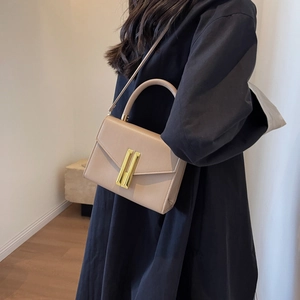 Vintage-Trapeztasche in Beige mit goldenem Metallverschluss und elegantem Handgriff