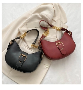 Détail de sacs bandoulière demi-lune en cuir avec chaîne dorée et boucles décoratives