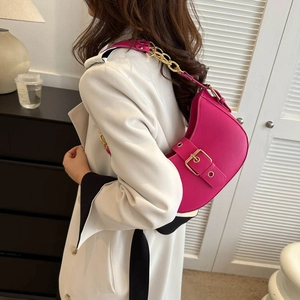 Sac sous le bras demi-lune rose vif avec boucle dorée et bandoulière en chaîne