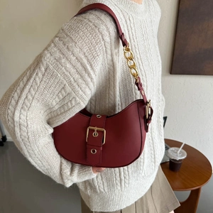 Sac sous-bras minimaliste bordeaux en forme de croissant avec chaîne dorée et boucle