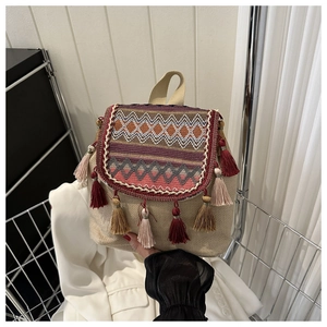 Vue détaillée du sac à dos en toile bohème avec broderie géométrique et longues franges