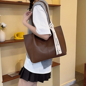 Grand sac cabas marron minimaliste avec bandoulière tendance pour le travail et le quotidien
