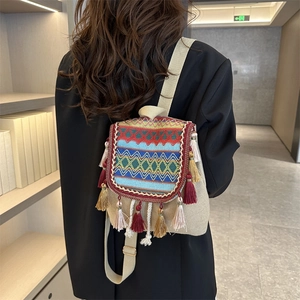 Sac à dos ethnique avec motifs géométriques colorés et finitions à franges décoratives
