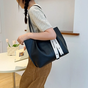 Grand sac cabas noir minimaliste avec ruban mode idéal pour les déplacements quotidiens