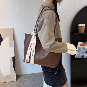 Grand sac cabas minimaliste en cuir marron avec foulard en soie pour le quotidien