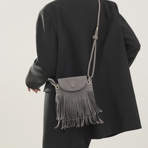 Borsa a tracolla retrò grigia in pelle scamosciata con eleganti frange su modella