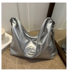 Détails du grand sac cabas argenté métallisé avec logo gaufré et chaîne en métal