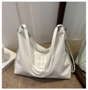 Détail du sac cabas blanc en similicuir brillant avec sa bandoulière en chaîne métallique