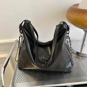 Sac Fourre-Tout à Grande Capacité pour Femmes Minimaliste Moderne Sac à Bandoulière en Cuir PU Avec Chaîne en Métal