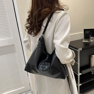 Grand sac cabas noir minimaliste avec logo embossé et bandoulière en chaîne métallique