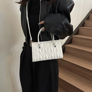 Borsa a mano trapuntata bianca rettangolare con dettagli argento e tracolla