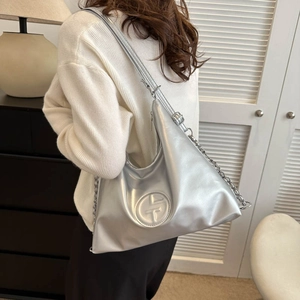 Sac cabas argenté métallisé avec logo embossé et bandoulière en chaîne chic
