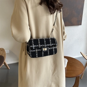 Sac bandoulière élégant en tweed noir avec chaîne dorée et boucle métallique