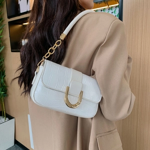 Minimalist white crocodile pattern shoulder bag with U-shaped gold buckle and chain strap