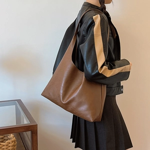 Sac bandoulière minimaliste en cuir PU marron pour femme avec grande capacité et style