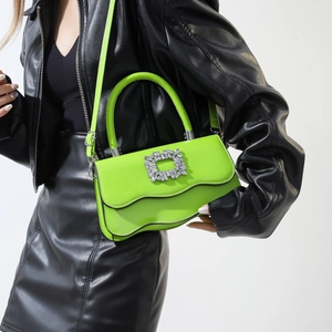 Sac à main vert fluo avec boucle en cristal, rabat ondulé et poignée élégante