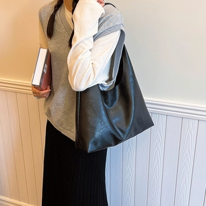 Grand sac cabas minimaliste en similicuir noir pour femme avec un style élégant