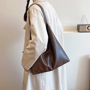 Grand sac cabas marron foncé minimaliste avec large bandoulière pour les trajets quotidiens