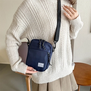 Petit sac bandoulière en nylon bleu marine avec étiquette Hello Weekend et sangle