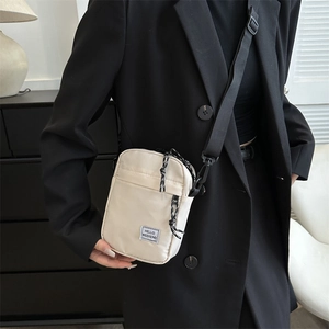 Mini sac bandoulière beige en nylon pour téléphone avec étiquette Hello Weekend
