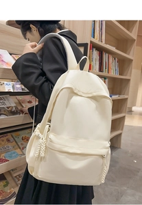 Weißer Rucksack aus hochdichtem Nylon mit dekorativem Webseil am Schultergurt