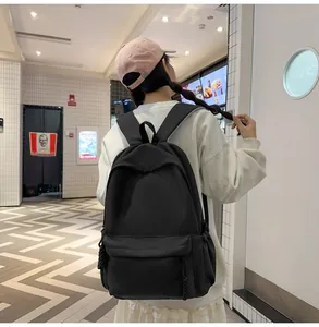 Rückansicht eines schwarzen minimalistischen Nylon-Rucksacks mit großem Fassungsvermögen